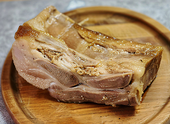 JPG 편집이미지 백그라운드 육류 돼지고기 사람없음 디지털합성 나무도마 수육 편집소스 편집실사 AI포토 AI콘텐츠 한식 식재료 도마 목재 CG 파일형식