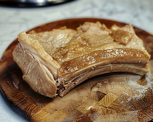 JPG 편집이미지 백그라운드 육류 돼지고기 사람없음 디지털합성 나무도마 수육 편집소스 편집실사 AI포토 AI콘텐츠 한식 식재료 도마 목재 CG 파일형식