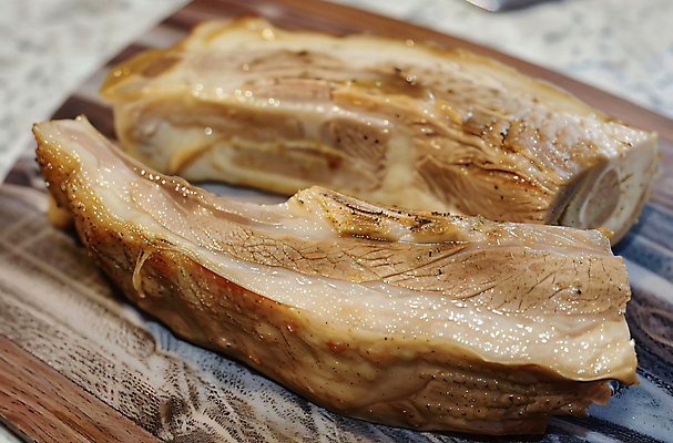 JPG 편집이미지 백그라운드 육류 돼지고기 사람없음 디지털합성 나무도마 수육 편집소스 편집실사 AI포토 AI콘텐츠 한식 식재료 도마 목재 CG 파일형식