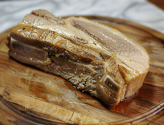 JPG 편집이미지 백그라운드 육류 돼지고기 사람없음 디지털합성 나무도마 수육 편집소스 편집실사 AI포토 AI콘텐츠 한식 식재료 도마 목재 CG 파일형식