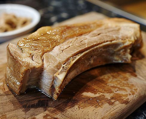 JPG 편집이미지 백그라운드 육류 돼지고기 사람없음 디지털합성 나무도마 수육 편집소스 편집실사 AI포토 AI콘텐츠 한식 식재료 도마 목재 CG 파일형식