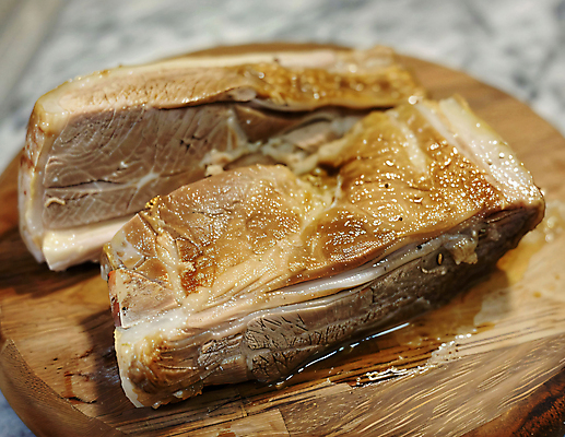 JPG 편집이미지 백그라운드 육류 돼지고기 사람없음 디지털합성 나무도마 수육 편집소스 편집실사 AI포토 AI콘텐츠 한식 식재료 도마 목재 CG 파일형식