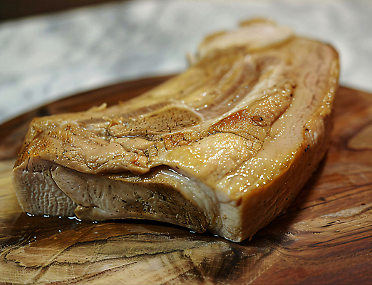 JPG 편집이미지 백그라운드 육류 돼지고기 사람없음 디지털합성 나무도마 수육 편집소스 편집실사 AI포토 AI콘텐츠 한식 식재료 도마 목재 CG 파일형식