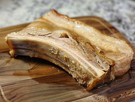 JPG 편집이미지 백그라운드 육류 돼지고기 사람없음 디지털합성 나무도마 수육 편집소스 편집실사 AI포토 AI콘텐츠 한식 식재료 도마 목재 CG 파일형식