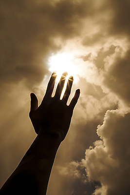JPG 편집이미지 손 하늘 신체부위 빛 햇빛 태양 손들기 희망 기도 손뻗기 편집실사 AI인물포토 AI콘텐츠 자연요소 감정 모션 사람 CG 파일형식 AI포토