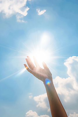 JPG 편집이미지 손 하늘 신체부위 빛 햇빛 태양 손들기 희망 기도 편집실사 AI인물포토 AI콘텐츠 자연요소 감정 모션 사람 CG 파일형식 AI포토