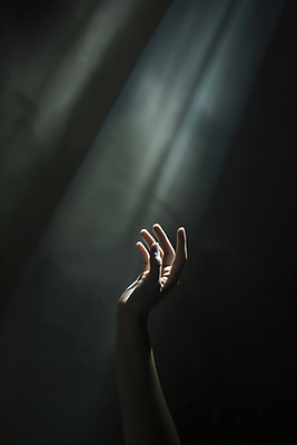 JPG 편집이미지 손 신체부위 빛 햇빛 손들기 어둠 희망 기도 편집실사 AI인물포토 AI콘텐츠 감정 모션 사람 태양 CG 파일형식 AI포토