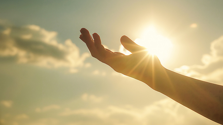 JPG 편집이미지 손 하늘 신체부위 빛 햇빛 태양 손들기 희망 기도 편집실사 AI인물포토 AI콘텐츠 자연요소 감정 모션 사람 CG 파일형식 AI포토