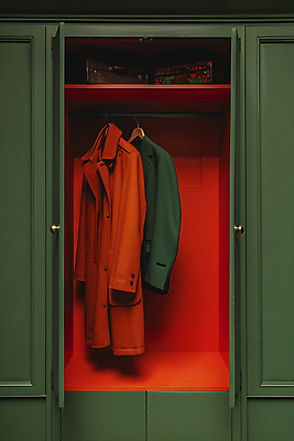 JPG 편집이미지 옷 패션 컬러 사람없음 초록색 주황색 외투 장롱 디지털합성 편집실사 AI포토 AI콘텐츠 가구 상의 CG 파일형식