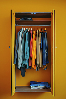 JPG 편집이미지 옷 패션 컬러 셔츠 바지 사람없음 노란색 오픈 장롱 옷걸이 디지털합성 걸림 편집실사 AI포토 AI콘텐츠 가구 상의 모션 하의 CG 파일형식