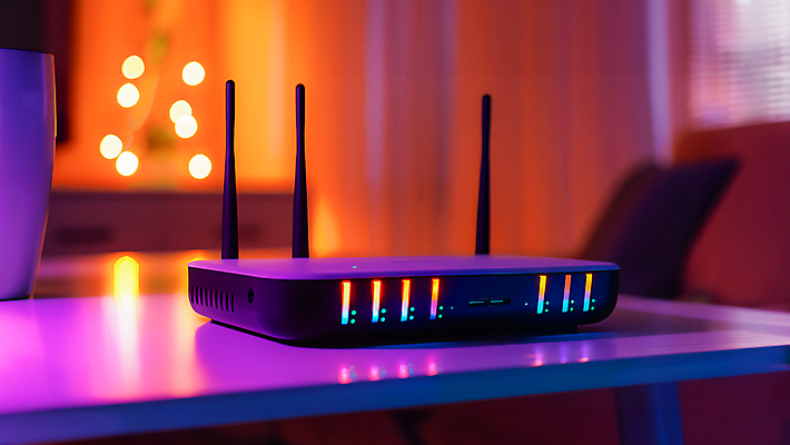 JPG 편집이미지 조명 사람없음 반사 보라색 주황색 분위기 책상 와이파이 공유기 편집실사 AI포토 AI콘텐츠 컬러 가구 컨셉 CG 무선인터넷 파일형식