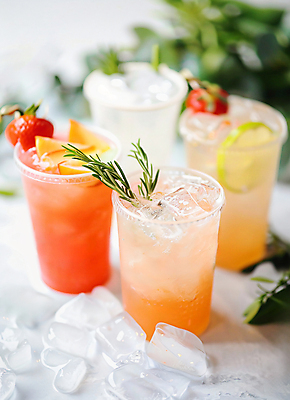 JPG 편집이미지 잎 딸기 사람없음 장식 얼음 과일주스 시원함 라임 자두 로즈메리 생과일 에이드 플라스틱컵 편집실사 AI포토 AI콘텐츠 자연요소 식물 음료 과일 컵 주스 플라스틱 허브 CG 파일형식