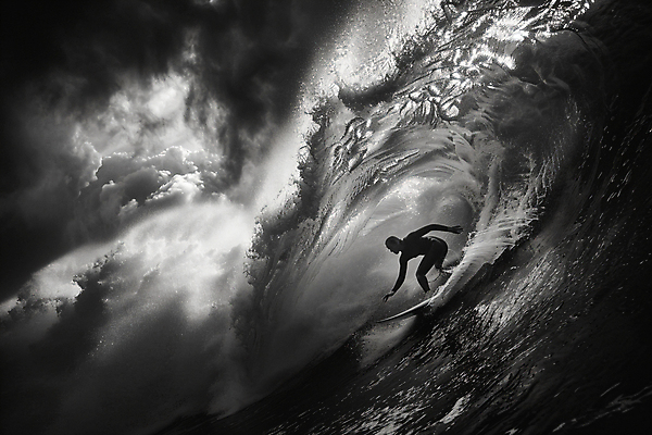 JPG 전신 편집이미지 파도 바다 흑백 한명 성인 취미 어둠 서핑 역동적 서퍼 다이나믹 성인한명만 편집실사 AI인물포토 AI콘텐츠 1 컨셉 운동선수 촬영기법 사람 수상스포츠 CG 성인만 파일형식 AI포토