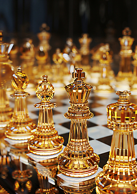 JPG 편집이미지 취미 사람없음 반사 금색 황금 고급 체스말 체스 오브젝트 체스판 광 체스게임 편집실사 AI포토 AI콘텐츠 컬러 컨셉 놀이 게임 말_게임 CG 파일형식