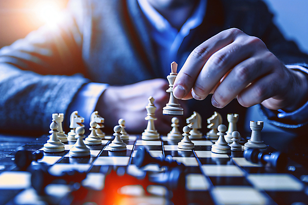 JPG 편집이미지 남자 한명 상반신 성인 취미 빛 잡기 체스 오브젝트 체스판 승부 체스게임 성인남자한명만 편집실사 AI인물포토 AI콘텐츠 1 모션 놀이 사람 게임 CG 남자한명만 성인남자만 파일형식 AI포토