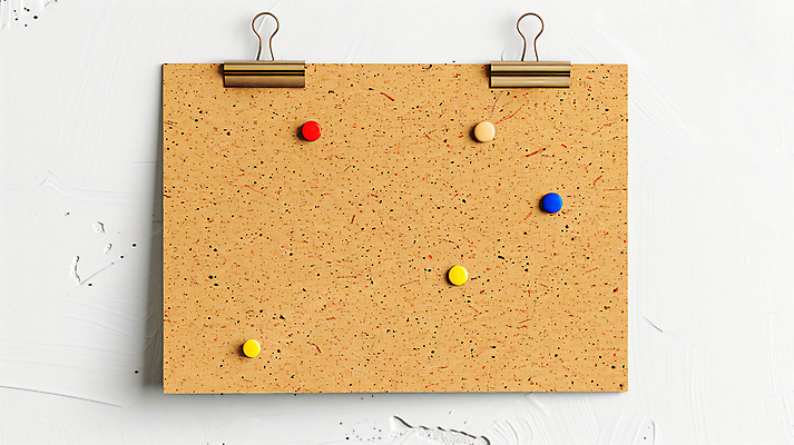 JPG 편집이미지 사람없음 압정 디지털합성 서류집게 코르크보드 카피스페이스 편집실사 AI포토 AI콘텐츠 알림판 집게 사무용품 공백 CG 파일형식