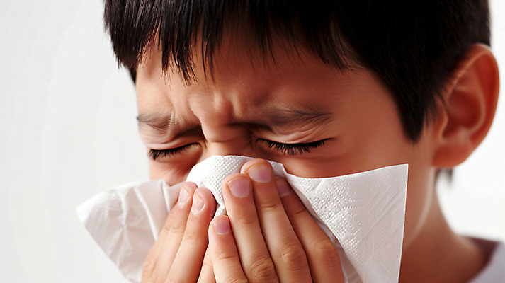 JPG 편집이미지 남자 한명 근접촬영 앞모습 눈감음 고통 찡그림 화장지 디지털합성 먼지 닦기 알레르기 비염 재채기 환절기 의료성형뷰티 성인남자한명만 꽃가루알레르기 편집실사 AI인물포토 AI콘텐츠 1 계절 감정 뷰포인트 모션 표정 사람 질병 CG 남자한명만 성인남자만 파일형식 AI포토