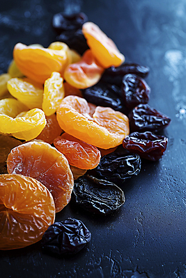 JPG 편집이미지 음식 과일 건조 사람없음 컬러풀 디지털합성 젤리 천연 건포도 편집실사 AI포토 AI콘텐츠 컬러 포도 디저트 CG 건과일 파일형식