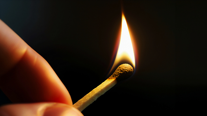 JPG 편집이미지 손가락 불 들기 신체부위 성냥 오브젝트 성냥불 카피스페이스 편집실사 AI인물포토 AI콘텐츠 자연요소 손 모션 사람 공백 CG 파일형식 AI포토