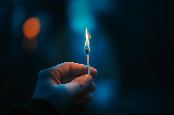 JPG 편집이미지 손 불 들기 신체부위 빛 어둠 성냥 오브젝트 성냥불 카피스페이스 편집실사 AI인물포토 AI콘텐츠 자연요소 모션 사람 공백 CG 파일형식 AI포토