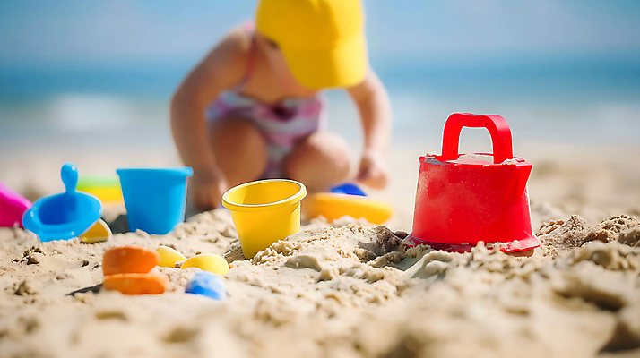 JPG 편집이미지 모자 여자 어린이 모래 한명 소녀 해변 여름 모래사장 장난감 모래놀이 웅크림 소녀한명만 편집실사 AI인물포토 AI콘텐츠 1 잡화 계절 바다 모션 놀이 사람 CG 여자한명만 소녀만 파일형식 AI포토