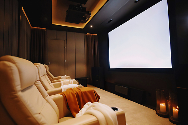 JPG 편집이미지 초 사람없음 인테리어 소파 스크린 스피커 담요 영화관 영화 디지털합성 홈시어터 편집실사 AI포토 AI콘텐츠 디자인 음향기기 의자 문화예술 장비 극장 CG 파일형식