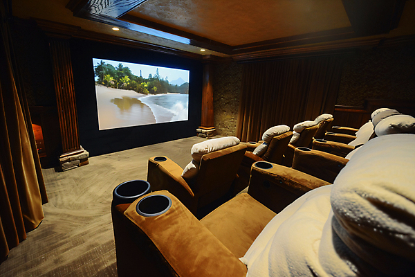 JPG 편집이미지 사람없음 인테리어 소파 스크린 스피커 커튼 영화관 영화 디지털합성 홈시어터 편집실사 AI포토 AI콘텐츠 디자인 음향기기 의자 문화예술 장비 극장 CG 파일형식