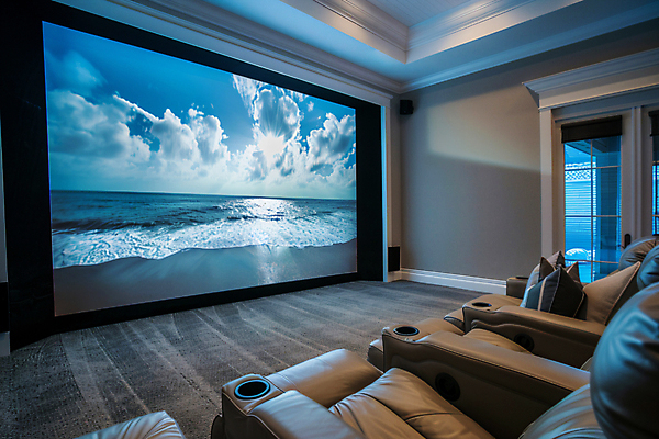 JPG 편집이미지 사람없음 인테리어 소파 문 스크린 스피커 영화관 영화 디지털합성 홈시어터 편집실사 AI포토 AI콘텐츠 디자인 음향기기 의자 문화예술 장비 극장 CG 파일형식