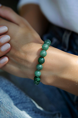 JPG 편집이미지 손 여자 장신구 팔찌 한명 성인 신체부위 보석 오브젝트 비즈 옥 성인여자한명만 편집실사 AI인물포토 AI콘텐츠 1 사람 광석 CG 여자한명만 성인여자만 파일형식 AI포토