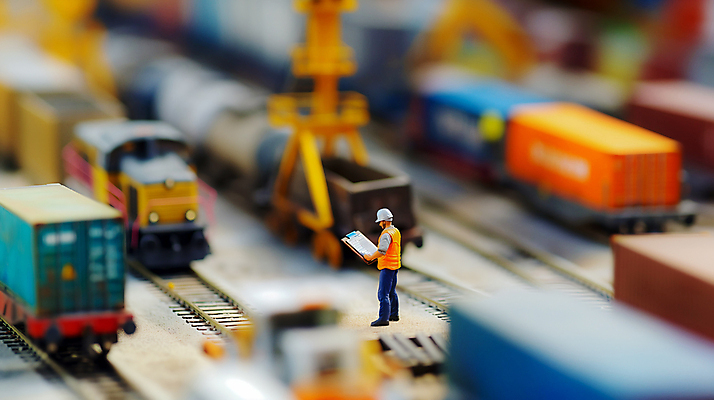 JPG 편집이미지 노동자 공사 들기 사람없음 아웃포커스 장난감 미니어처 건설현장 작업 컨테이너 서류판 화물기차 편집실사 AI포토 AI콘텐츠 직업 산업 모션 건설업 촬영기법 모형 사무용품 기차 CG 파일형식