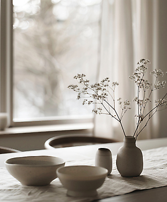 JPG 편집이미지 그릇 거실 의자 창문 실내 사람없음 인테리어 꽃병 식탁보 나뭇가지 커튼 도자기 분위기 편집실사 AI포토 AI콘텐츠 나무 식기 디자인 꽃 가구 컨셉 내부 CG 파일형식