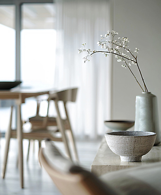 JPG 편집이미지 그릇 거실 의자 창문 식탁 실내 사람없음 인테리어 꽃병 나뭇가지 커튼 도자기 분위기 편집실사 AI포토 AI콘텐츠 나무 식기 디자인 꽃 가구 컨셉 탁자 내부 CG 파일형식