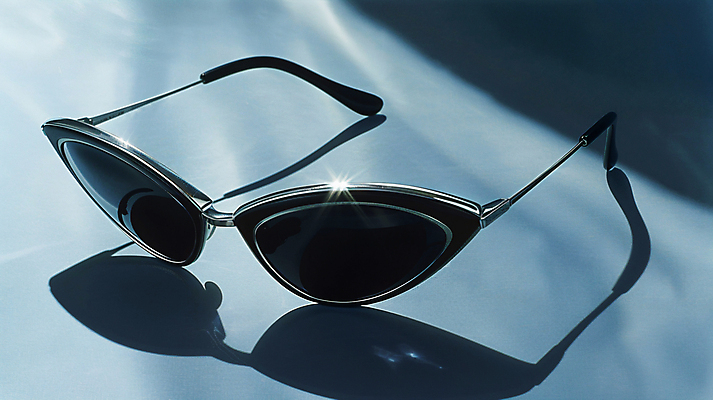 JPG 편집이미지 패션 그림자 사람없음 빛 선글라스 디지털합성 오브젝트 자외선 남색배경 편집실사 AI포토 AI콘텐츠 안경 백그라운드 남색 CG 파일형식