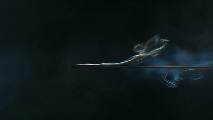 JPG 편집이미지 사람없음 어둠 연기 편안함 향초 인센스스틱 편집실사 AI포토 AI콘텐츠 초 감각 CG 향 파일형식