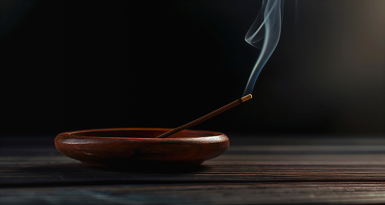 JPG 편집이미지 사람없음 어둠 연기 편안함 향초 나무그릇 인센스스틱 편집실사 AI포토 AI콘텐츠 그릇 초 목재 감각 CG 향 파일형식