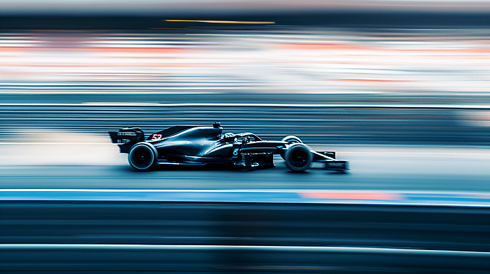 JPG 편집이미지 한명 성인 검은색 레이싱 헬멧 경주용자동차 속도 역동적 포뮬러 성인한명만 편집실사 AI포토 AI콘텐츠 1 컬러 컨셉 자동차 사람 시합 보호장비 CG 규격 성인만 파일형식