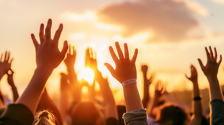 JPG 구름 편집이미지 손 조명 여러명 성인 신체부위 빛 햇빛 손들기 축제 무대 군중 활기 성인만 편집실사 AI인물포토 AI콘텐츠 자연요소 다수 컨셉 모션 사람 태양 CG 파일형식 AI포토