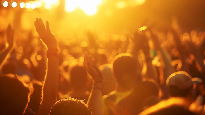 JPG 편집이미지 손 조명 여러명 성인 신체부위 빛 손들기 축제 주황색 무대 군중 활기 성인만 편집실사 AI인물포토 AI콘텐츠 컬러 다수 컨셉 모션 사람 CG 파일형식 AI포토