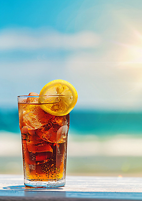 JPG 편집이미지 휴가 휴식 잔 해변 사람없음 햇빛 얼음 시원함 레몬 휴양지 슬라이스 콜라 편집실사 AI포토 AI콘텐츠 자연요소 식기 바다 컨셉 과일 태양 장소 CG 탄산음료 파일형식