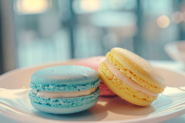 JPG 편집이미지 접시 사람없음 세개 마카롱 파스텔톤 편집실사 AI포토 AI콘텐츠 식기 컬러 디저트 3 CG 파일형식