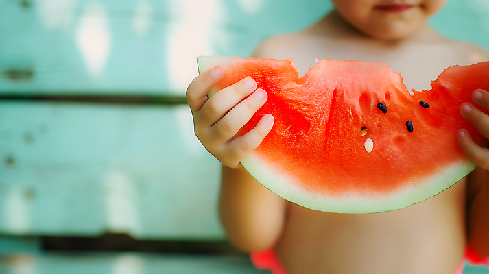 JPG 편집이미지 남자 어린이 조각 단면 수박 한명 들기 소년 여름 수박씨 소년한명만 편집실사 AI인물포토 AI콘텐츠 1 계절 과일 모션 씨앗 사람 CG 남자한명만 소년만 파일형식 AI포토