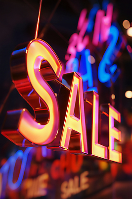 JPG 편집이미지 영어 텍스트 간판 사람없음 세일 야간 오브젝트 네온 편집실사 AI컴퓨터그래픽 AI콘텐츠 자연요소 문자 CG 파일형식