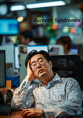 PSD 편집이미지 남자 안경 의자 스트레스 피곤 한명 성인 모니터 눈감음 기댐 분노 짜증 키보드 직장인 책상 고민 우울감 의료성형뷰티 성인남자한명만 번아웃증후군 이직 이미지편집 머리짚기 직업 1 잡화 감정 가구 컨셉 비즈니스 모션 사람 컴퓨터 사회이슈 남자한명만 성인남자만 파일형식