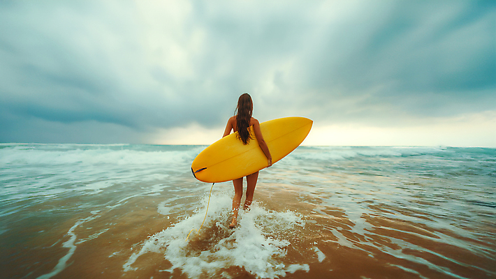 JPG 구름 편집이미지 여자 수영복 스포츠 바다 하늘 한명 성인 여름 서핑보드 서핑 즐거움 의료성형뷰티 성인여자한명만 액티비티 편집실사 AI인물포토 AI콘텐츠 자연요소 1 옷 계절 감정 사람 수상스포츠 보드_스포츠 CG 여자한명만 성인여자만 파일형식 AI포토