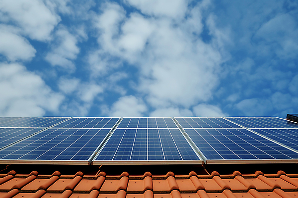 JPG 구름 편집이미지 자연 하늘 지붕 사람없음 에너지 태양에너지 집열판 편집실사 AI포토 AI콘텐츠 에너지의날 자연요소 기념일 그린에너지 CG 생태계 파일형식