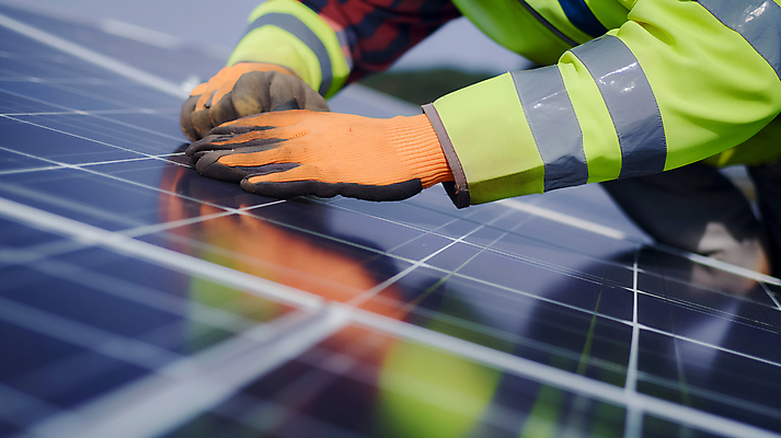 JPG 편집이미지 장갑 신체부위 에너지 기술자 태양에너지 집열판 설치 편집실사 AI인물포토 AI콘텐츠 에너지의날 직업 잡화 기념일 사람 그린에너지 CG 파일형식 AI포토