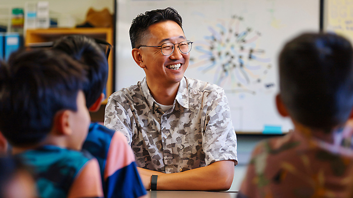 JPG 편집이미지 남자 어린이 교실 웃음 소년 여러명 상반신 성인 교사 5월 스승의날 화이트보드 스승 의료성형뷰티 남자만 안경낌 편집실사 AI인물포토 AI콘텐츠 직업 교육 기념일 안경 다수 학교 표정 사람 날짜 CG 파일형식 AI포토