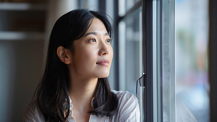 JPG 편집이미지 여자 교육 창문 학교 한명 미소 상반신 성인 교사 5월 스승의날 스승 의료성형뷰티 성인여자한명만 편집실사 AI인물포토 AI콘텐츠 직업 1 기념일 표정 사람 날짜 CG 여자한명만 성인여자만 파일형식 AI포토