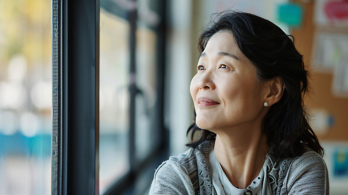 JPG 편집이미지 여자 중년 창문 교실 한명 미소 상반신 교사 5월 스승의날 스승 의료성형뷰티 중년여자한명만 편집실사 AI인물포토 AI콘텐츠 직업 1 교육 기념일 학교 표정 사람 성인 날짜 CG 여자한명만 중년여자만 파일형식 AI포토