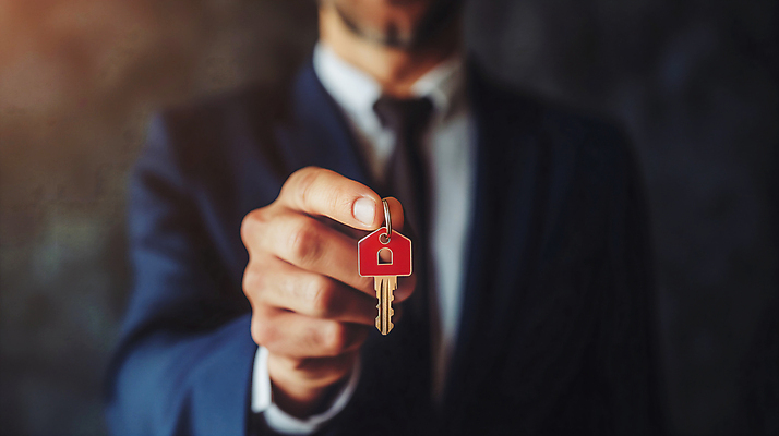 JPG 편집이미지 손 남자 열쇠 주택 한명 들기 정장 상반신 성인 신체부위 계약 내집마련 성인남자한명만 편집실사 AI인물포토 AI콘텐츠 1 옷 비즈니스 모션 부동산 사람 건물 CG 남자한명만 성인남자만 파일형식 AI포토